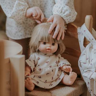 poupée minikane pendant une seance de coiffure